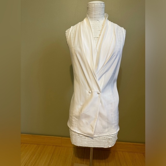 Braemar by Jeremy Scott -Vintage sleeveless white blouse with covered buttons - Picture 6 of 10